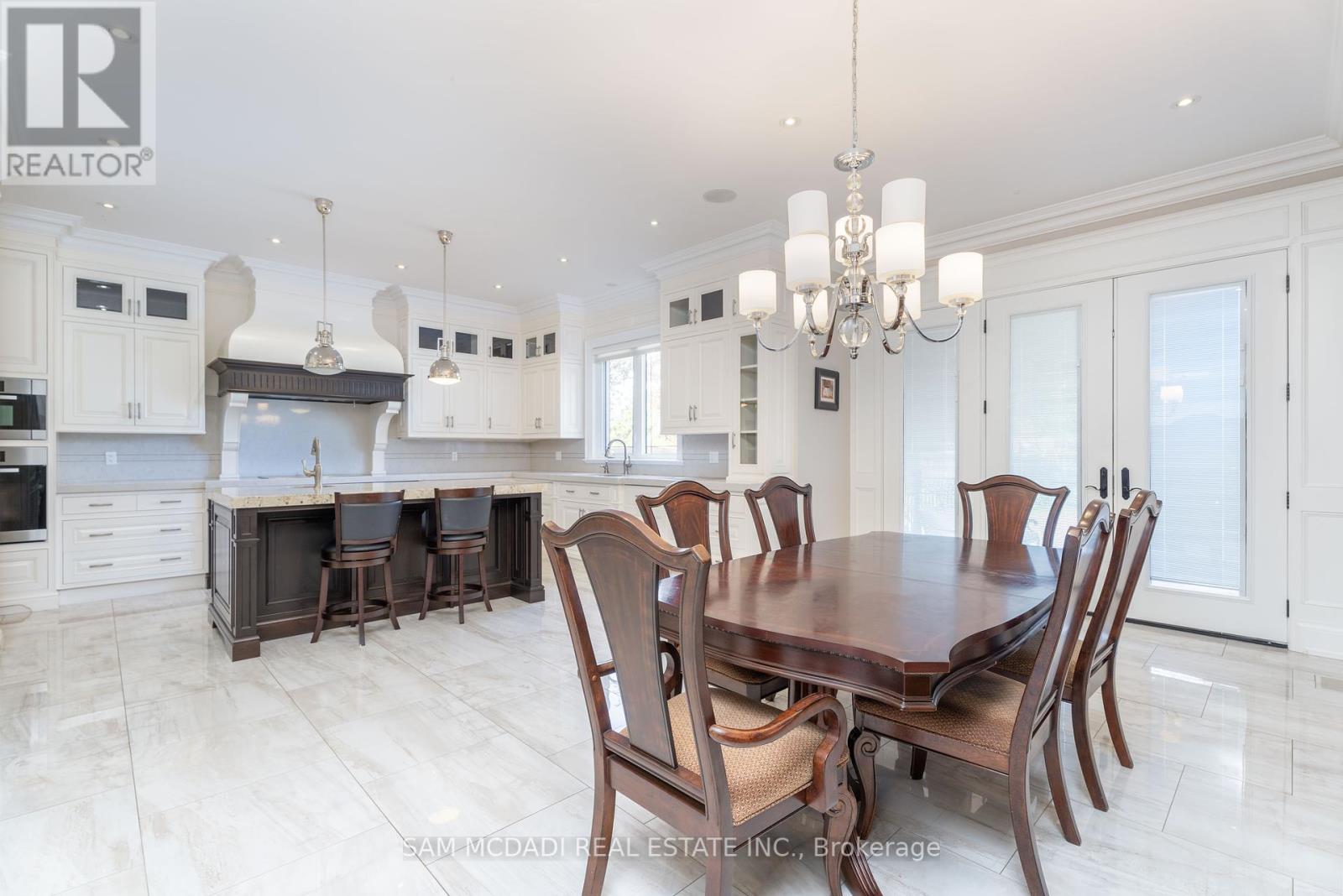 1689 Carolyn Road, Mississauga, Ontario  L5M 2C9 - Photo 11 - W12148264
