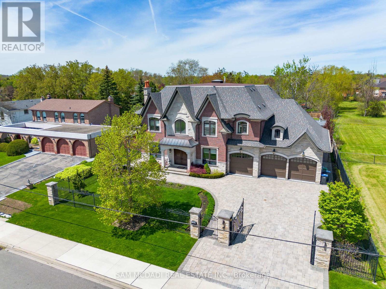 1689 Carolyn Road, Mississauga, Ontario  L5M 2C9 - Photo 2 - W12148264