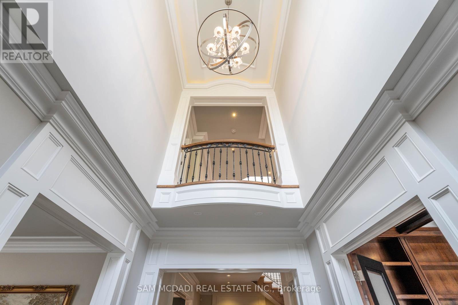1689 Carolyn Road, Mississauga, Ontario  L5M 2C9 - Photo 4 - W12148264