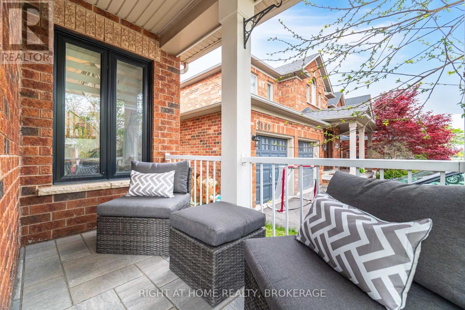 5467 Blue Spruce Avenue, Burlington, Ontario  L7L 7C6 - Photo 4 - W12148306