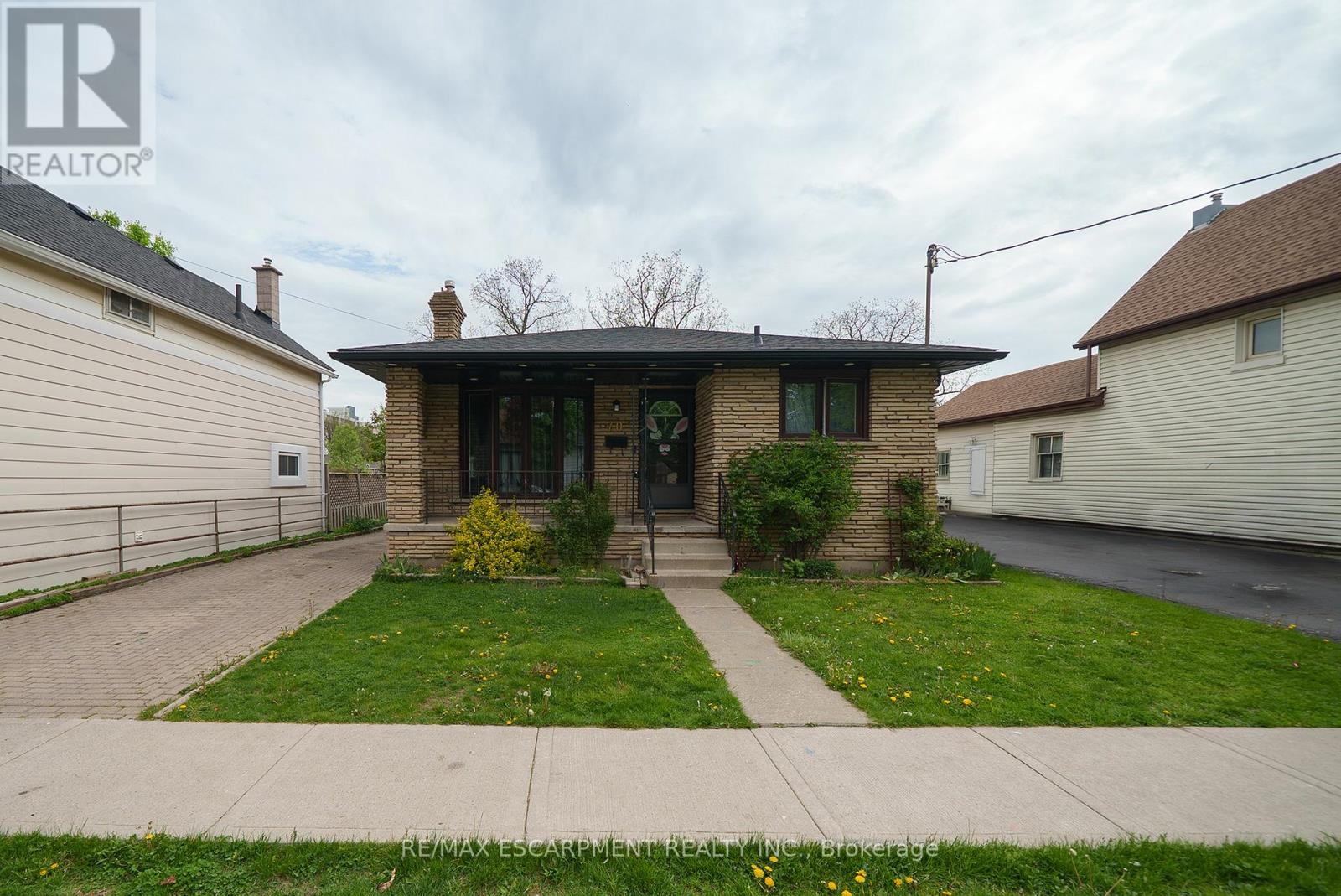 70 Oak Street, Brantford, Ontario  N3T 2B1 - Photo 2 - X12148258