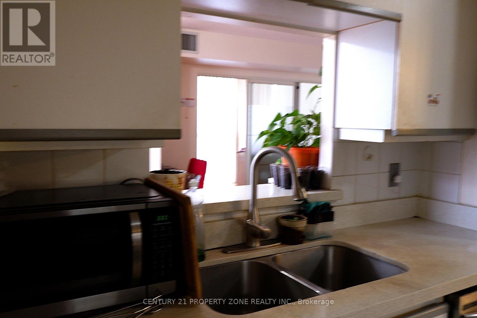 1410 - 285 Enfield Place, Mississauga, Ontario  L5B 3Y6 - Photo 2 - W12141302