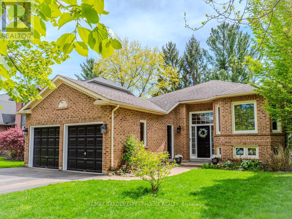 20 Woodside Square, Pelham (Fonthill), Ontario  L0S 1E4 - Photo 2 - X12148473