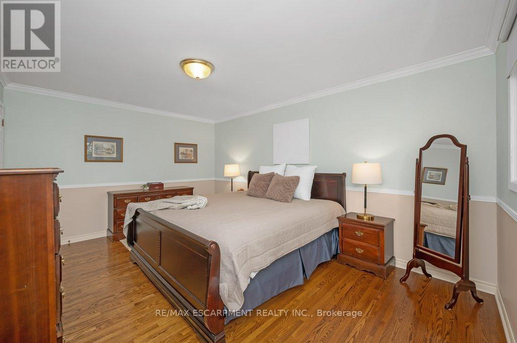 1282 Lakeview Drive Sw, Oakville, Ontario  L6H 2M8 - Photo 19 - W12137117