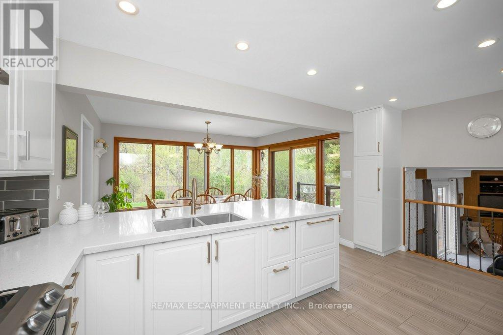 1282 Lakeview Drive Sw, Oakville, Ontario  L6H 2M8 - Photo 14 - W12137117