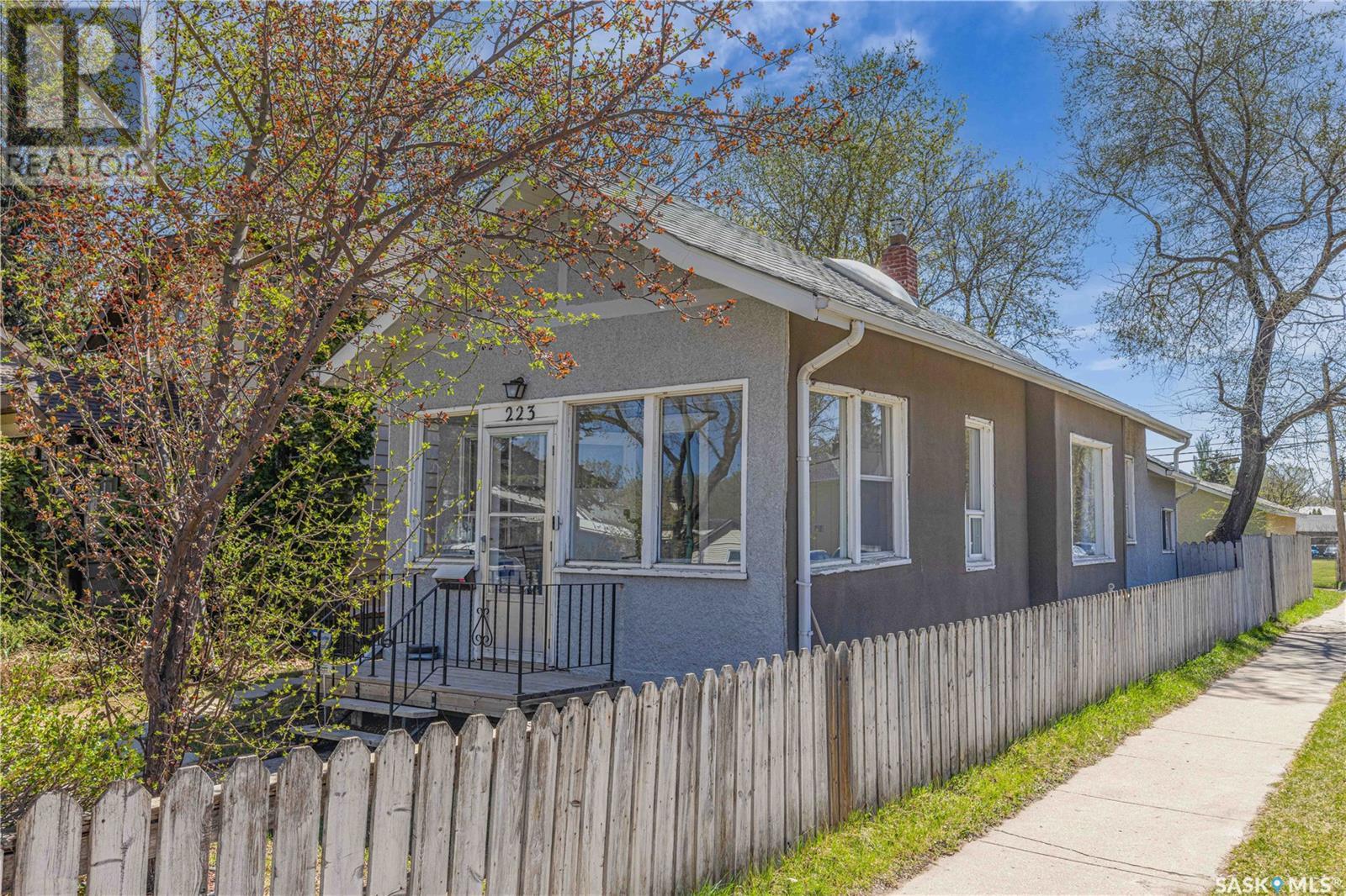 Property at 223 31st STREET W image 2