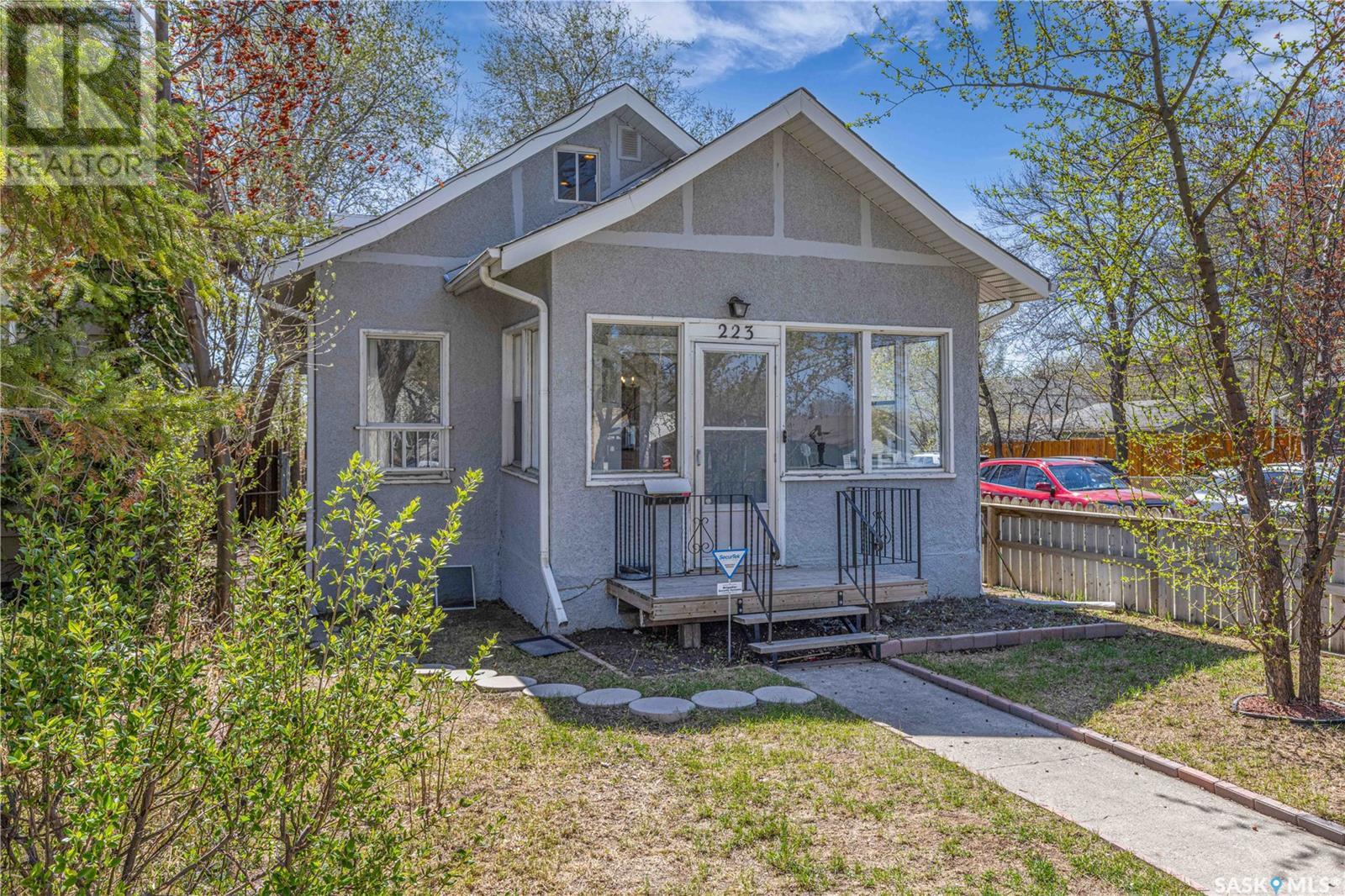 Property at 223 31st STREET W image 3
