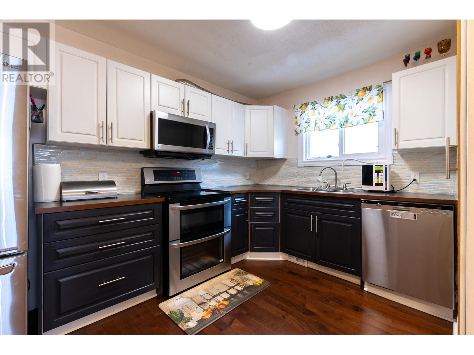 Property at 8125 ROCHESTER CRESCENT image 4
