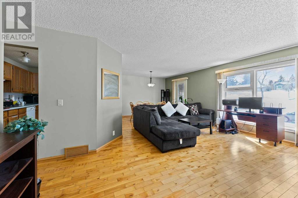 Property at 108 Beddington Circle NE image 5