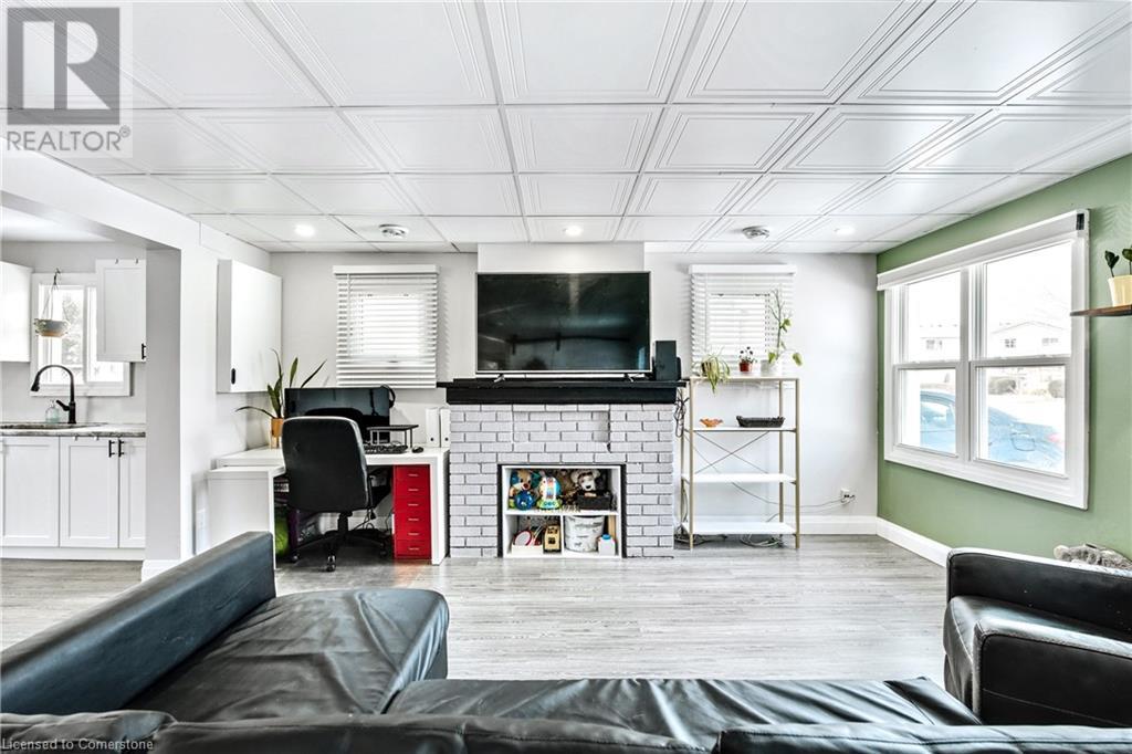 Property at 27 GRAPEVIEW Drive image 4