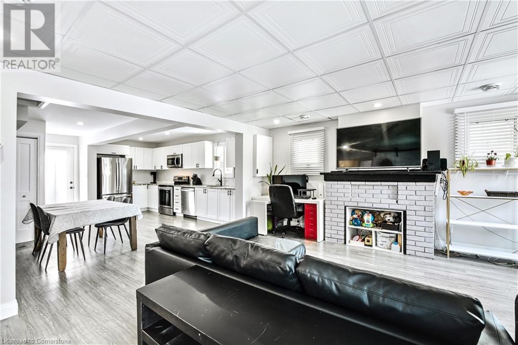 Property at 27 GRAPEVIEW Drive image 3