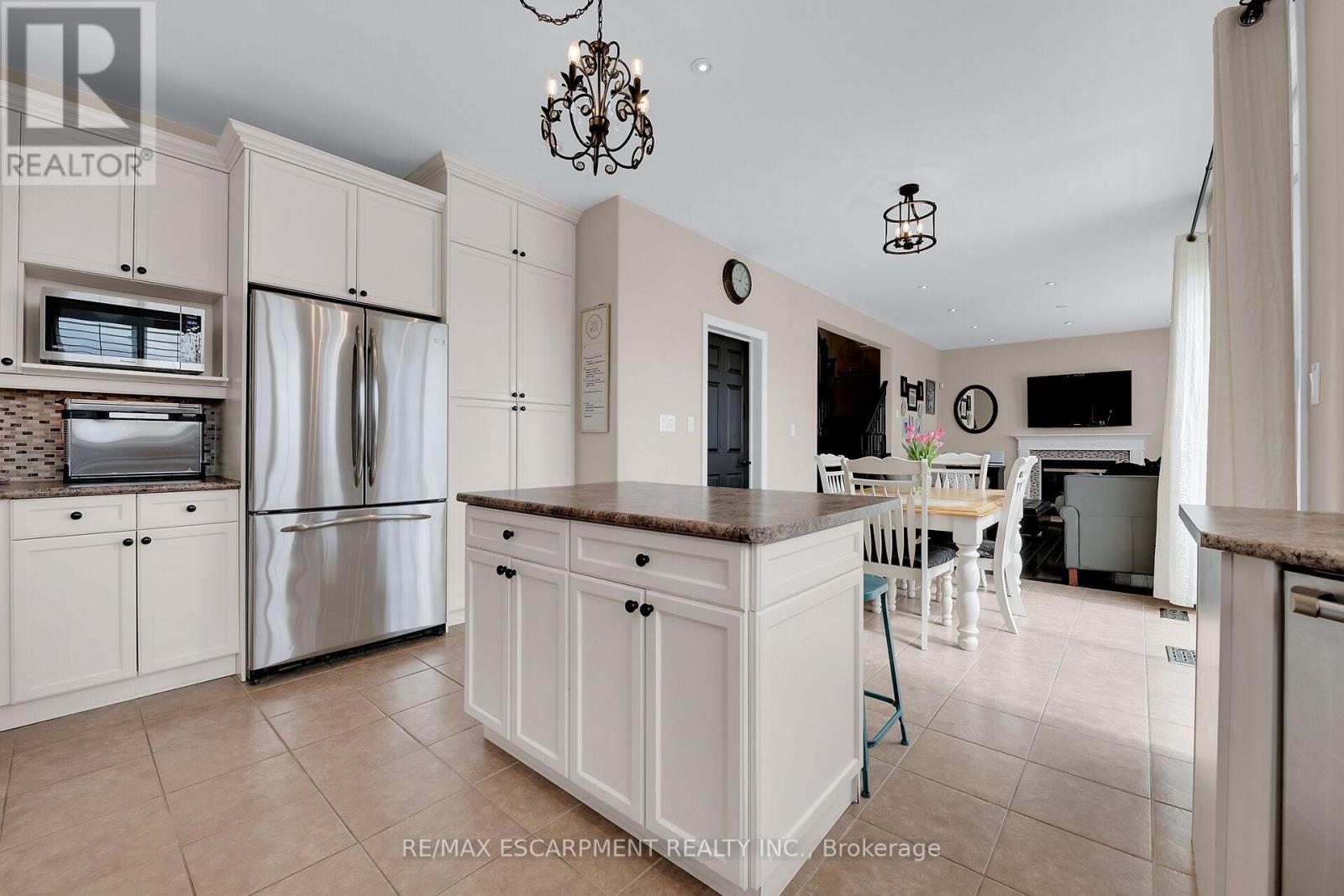 56 Nanaimo Crescent, Hamilton (Stoney Creek), Ontario  L8E 0C9 - Photo 9 - X12148537