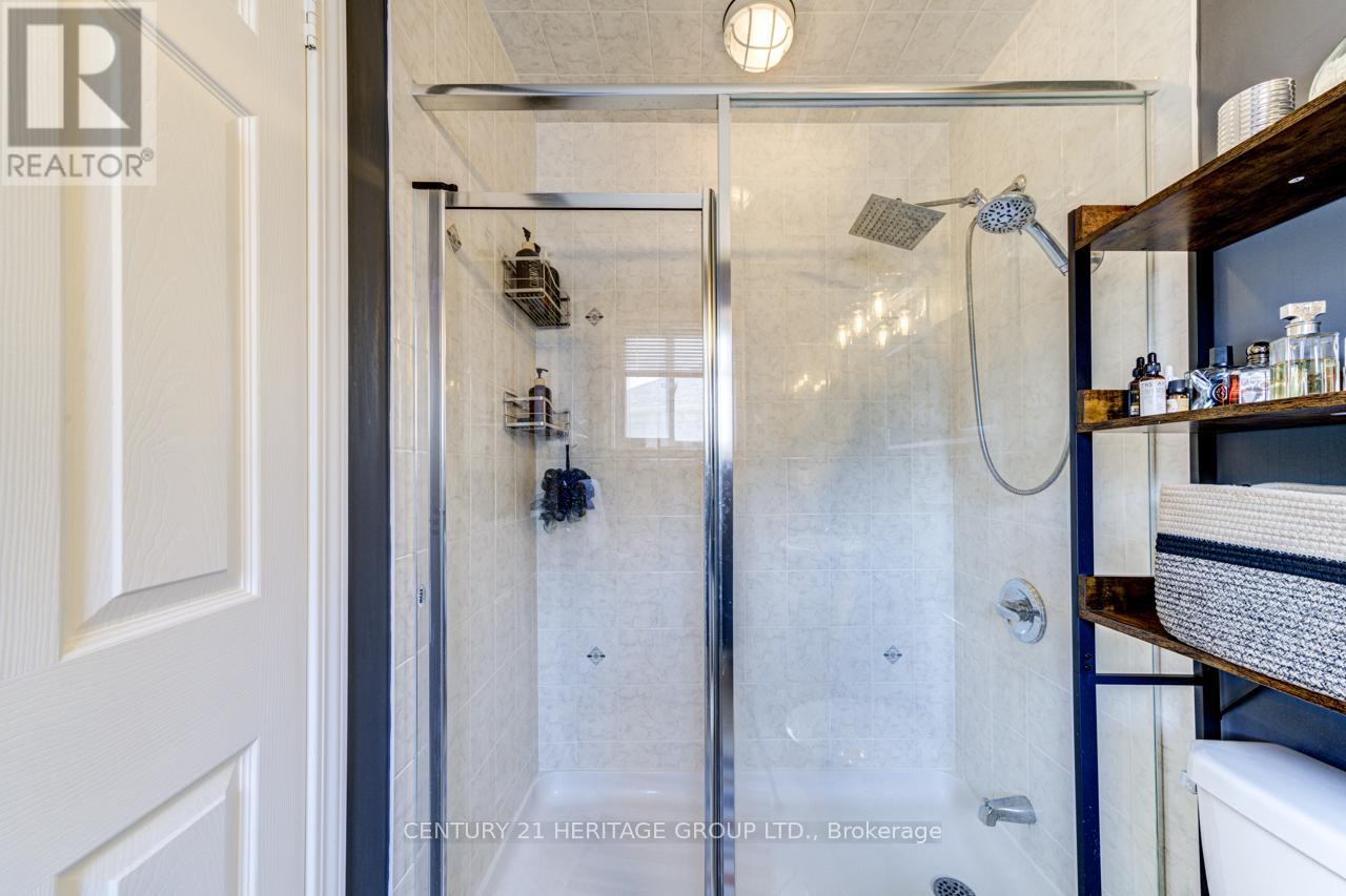 31 Lancaster Court, Barrie, Ontario  L4M 0G1 - Photo 7 - S12144067