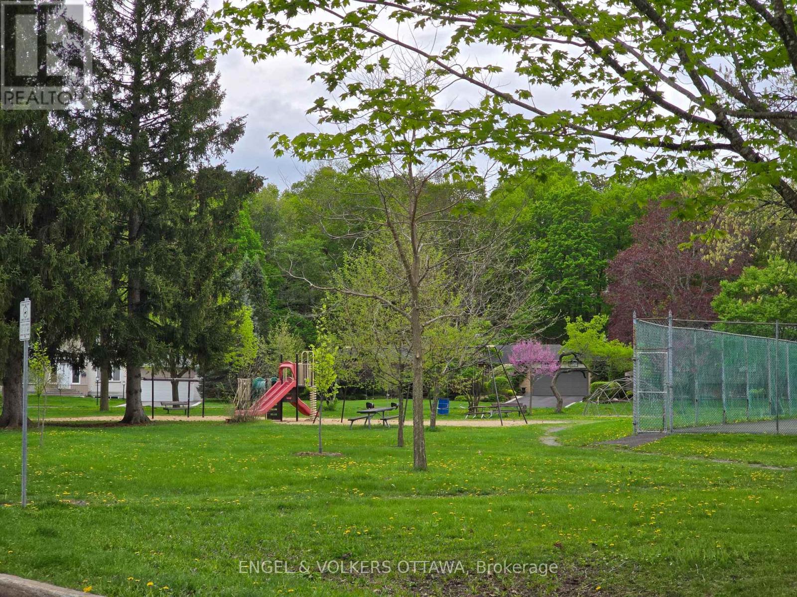 20 Robin Crescent, Ottawa, Ontario  K1H 7H7 - Photo 13 - X12148746