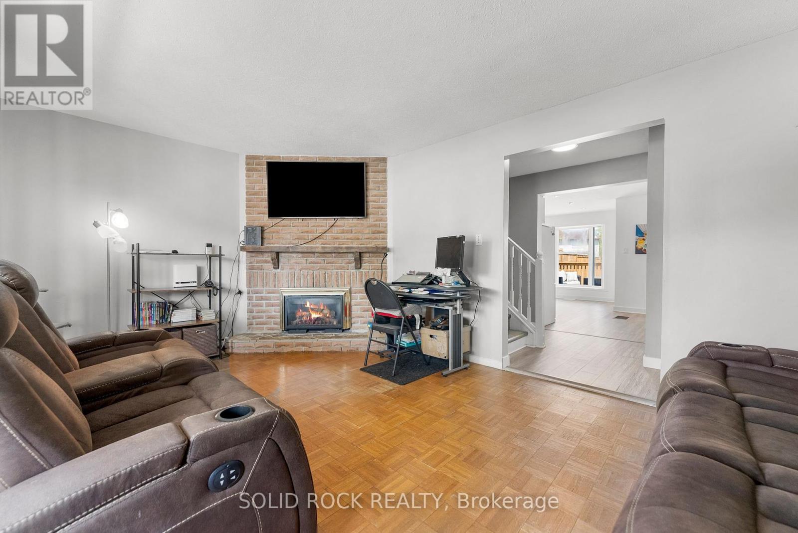 316 Singleton Way, Ottawa, Ontario  K1E 2B3 - Photo 6 - X12148844