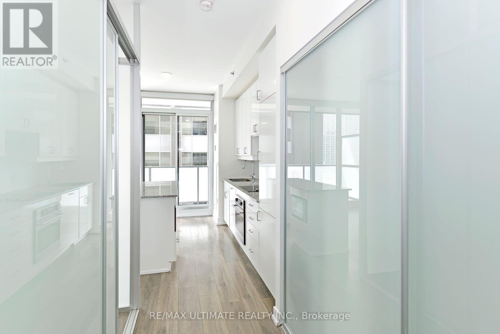 2105 - 426 University Avenue, Toronto, Ontario  M5G 1S9 - Photo 3 - C12148705