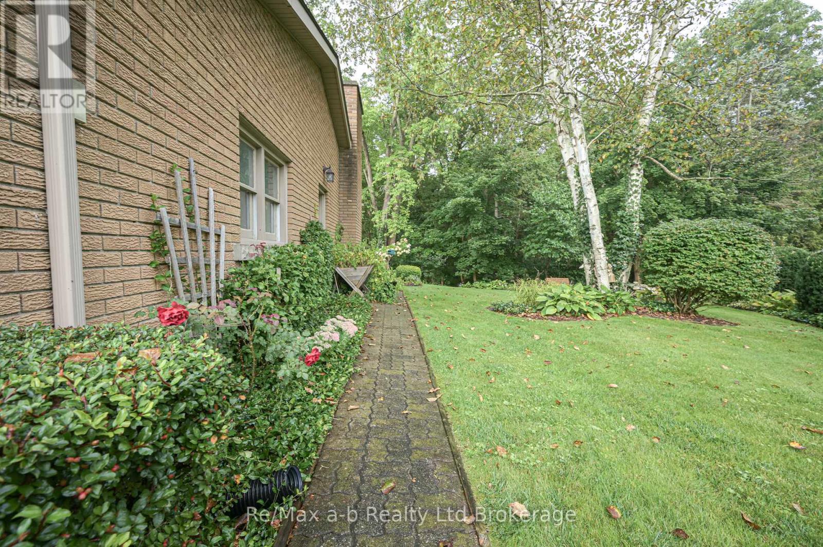 41 Parkwood Drive, Tillsonburg, Ontario  N4G 2B7 - Photo 37 - X12148734