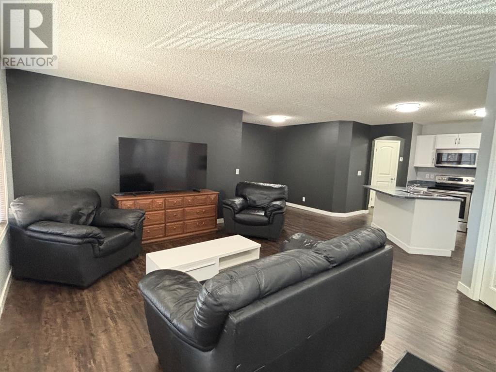 Property at 104, 19 Everridge Square SW image 3