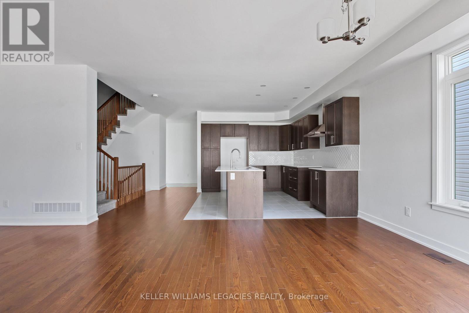 11 Mendoza Way, Ottawa, Ontario  K2S 1B6 - Photo 5 - X12148698