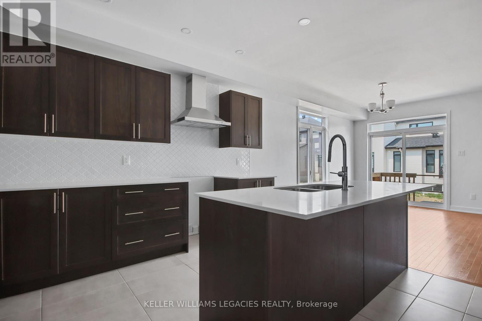 11 Mendoza Way, Ottawa, Ontario  K2S 1B6 - Photo 6 - X12148698