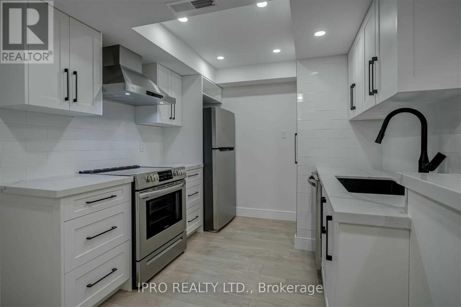 1002 - 1001 Bay Street, Toronto, Ontario  M5S 3A6 - Photo 2 - C12142434
