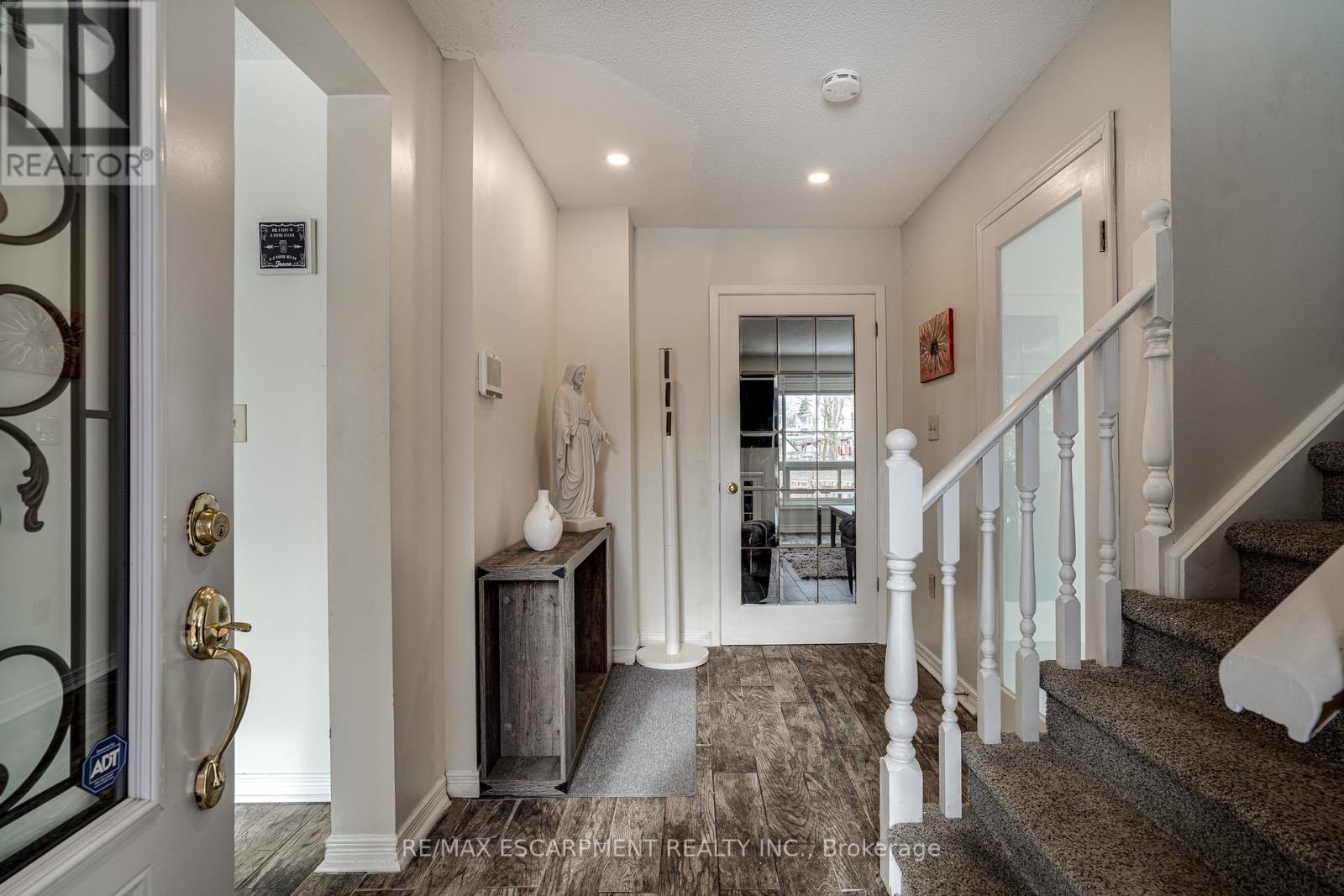 29 Capri Street, Thorold, Ontario  L2V 4W7 - Photo 5 - X12148770