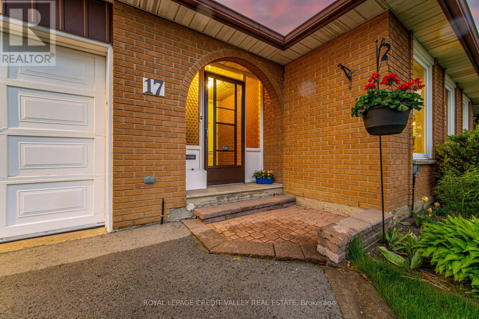 17 Meadowland Gate, Brampton, Ontario  L6W 3N8 - Photo 4 - W11972172