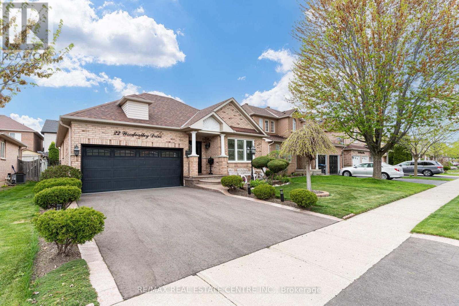 22 Woodvalley Drive, Brampton (Fletcher's Meadow), Ontario  L7A 1Z4 - Photo 2 - W12148789