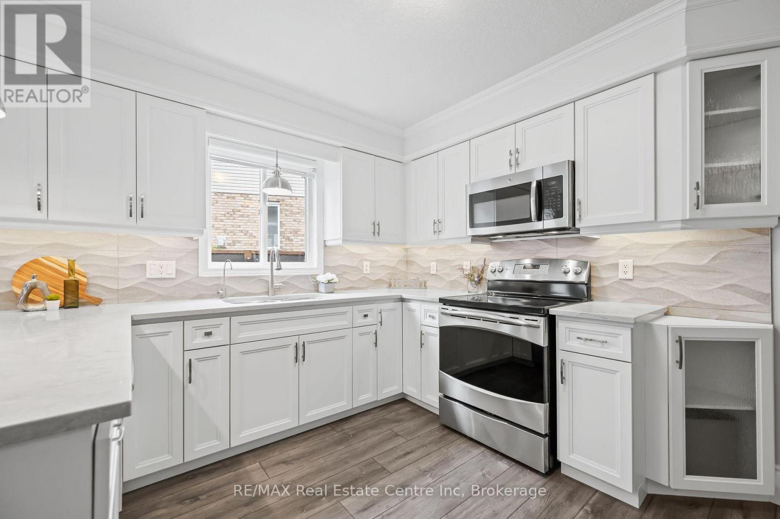 52 Bond Court, Guelph, Ontario  N1H 8N7 - Photo 8 - X12148941