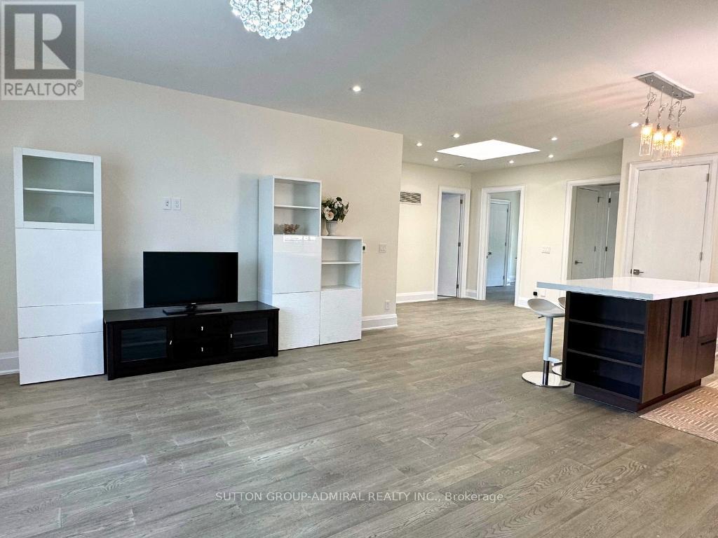 Upper - 266 Lawrence Avenue E, Toronto, Ontario  M4N 1T4 - Photo 10 - C12148933