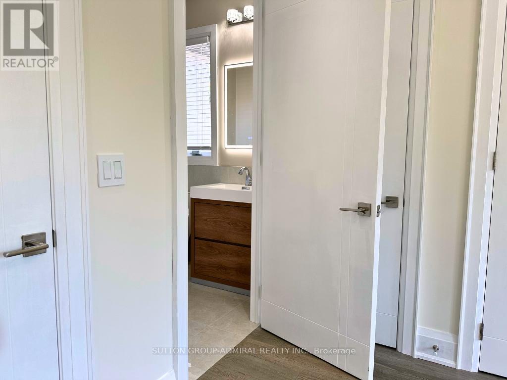 Upper - 266 Lawrence Avenue E, Toronto, Ontario  M4N 1T4 - Photo 19 - C12148933