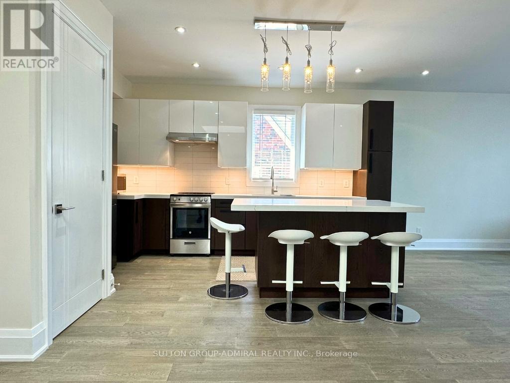 Upper - 266 Lawrence Avenue E, Toronto, Ontario  M4N 1T4 - Photo 3 - C12148933