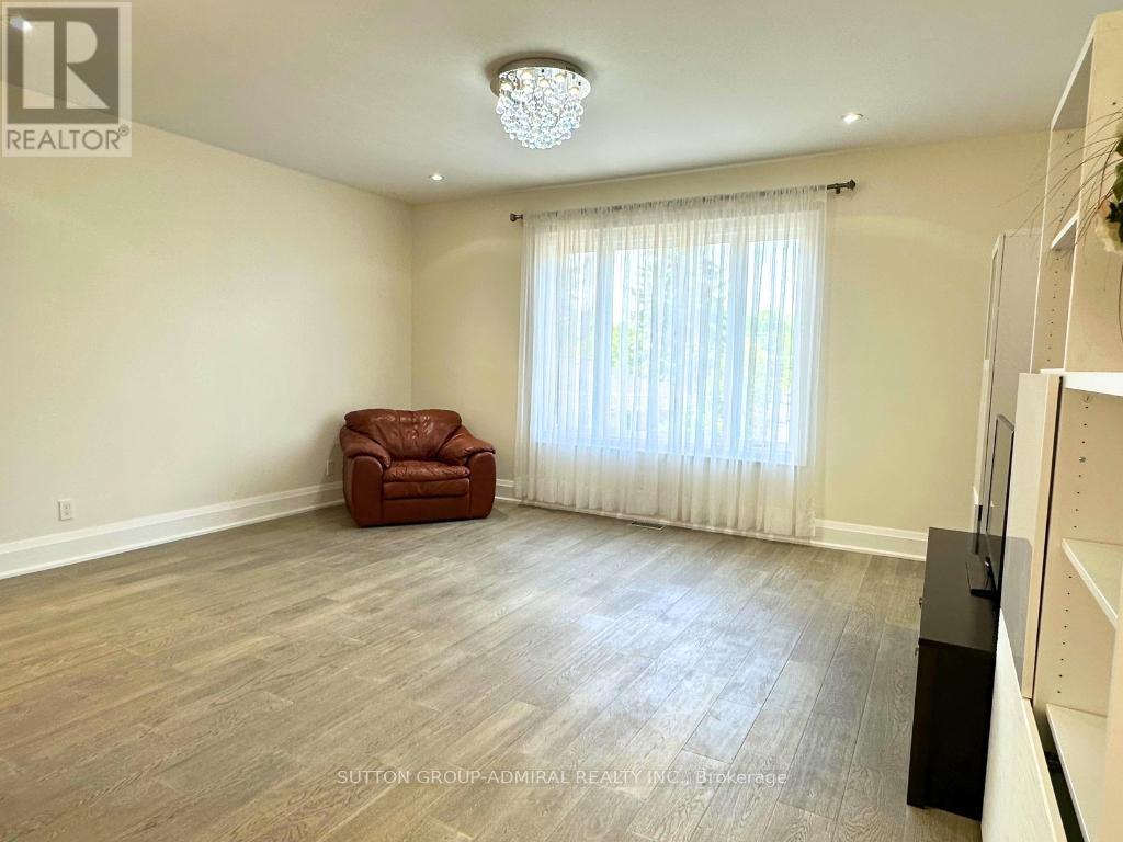 Upper - 266 Lawrence Avenue E, Toronto, Ontario  M4N 1T4 - Photo 8 - C12148933