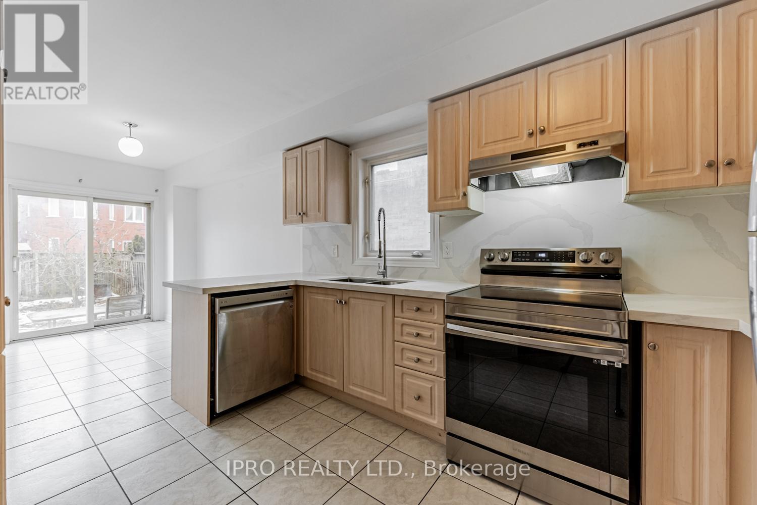 124 Casabel Drive, Vaughan, Ontario  L6A 3L8 - Photo 7 - N12148977