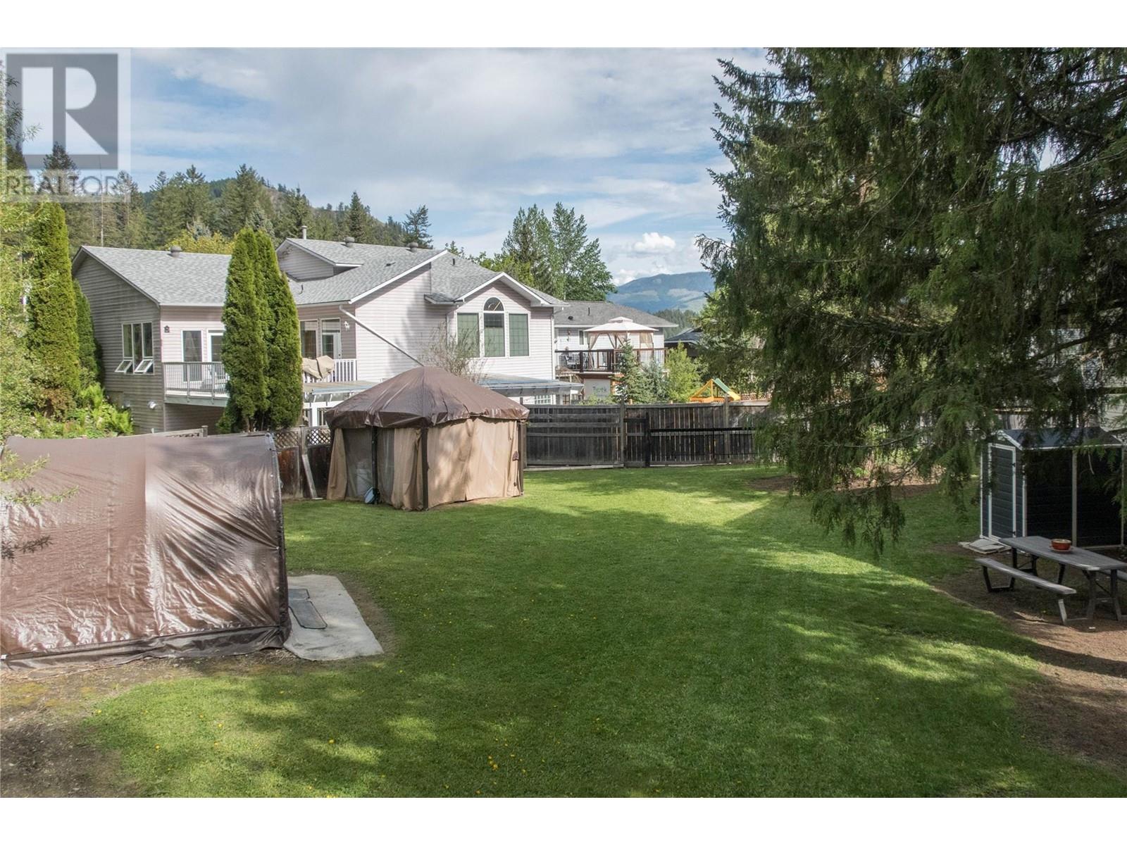 Property at 2467 Spruce Avenue image 4
