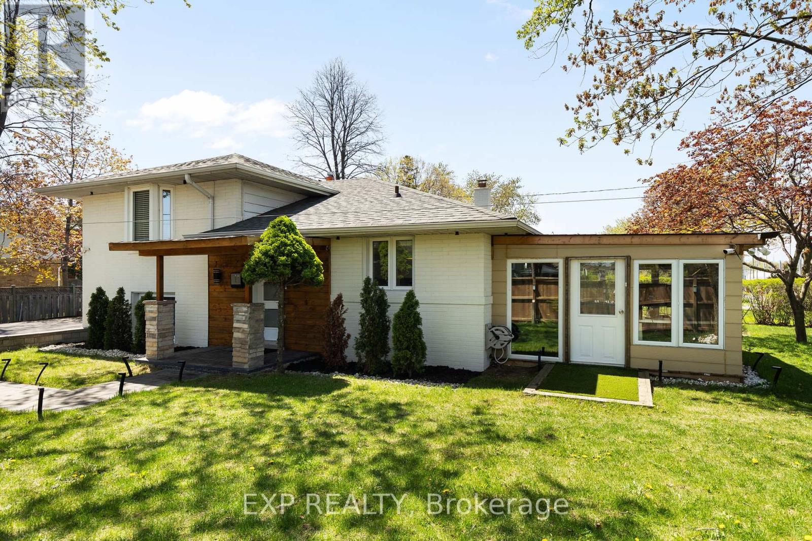 1626 Park Royale Boulevard, Mississauga, Ontario  L5E 2Z8 - Photo 3 - W12148984