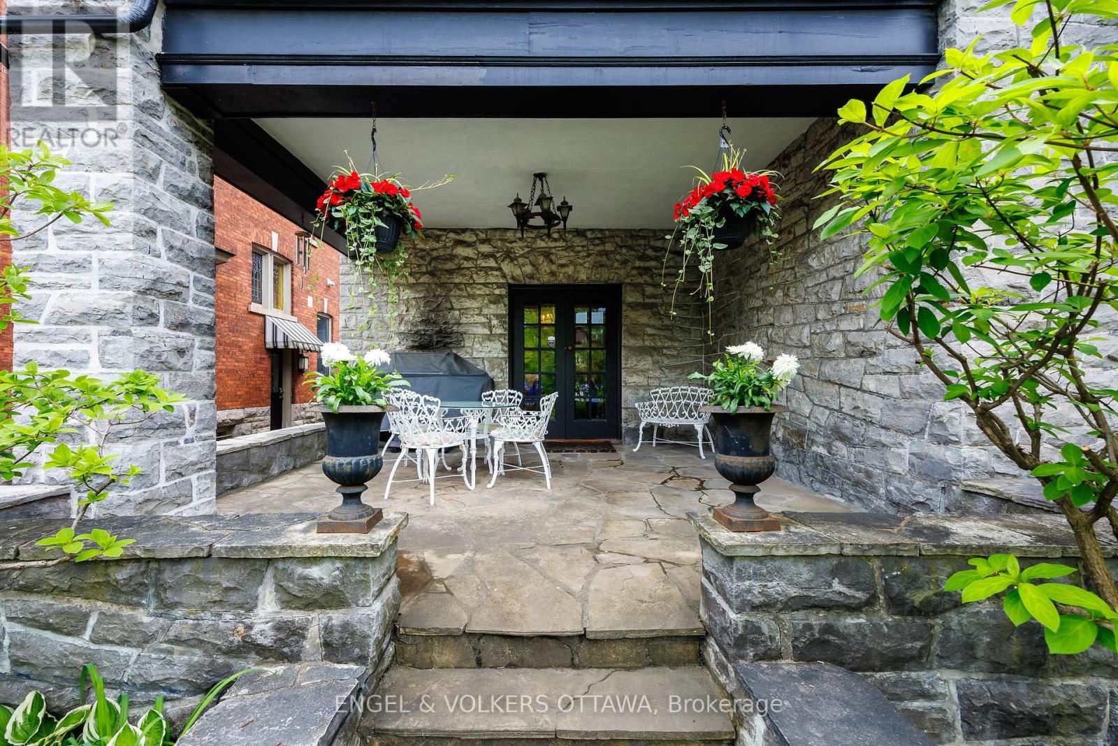 Property at 290 CLEMOW AVENUE image 4