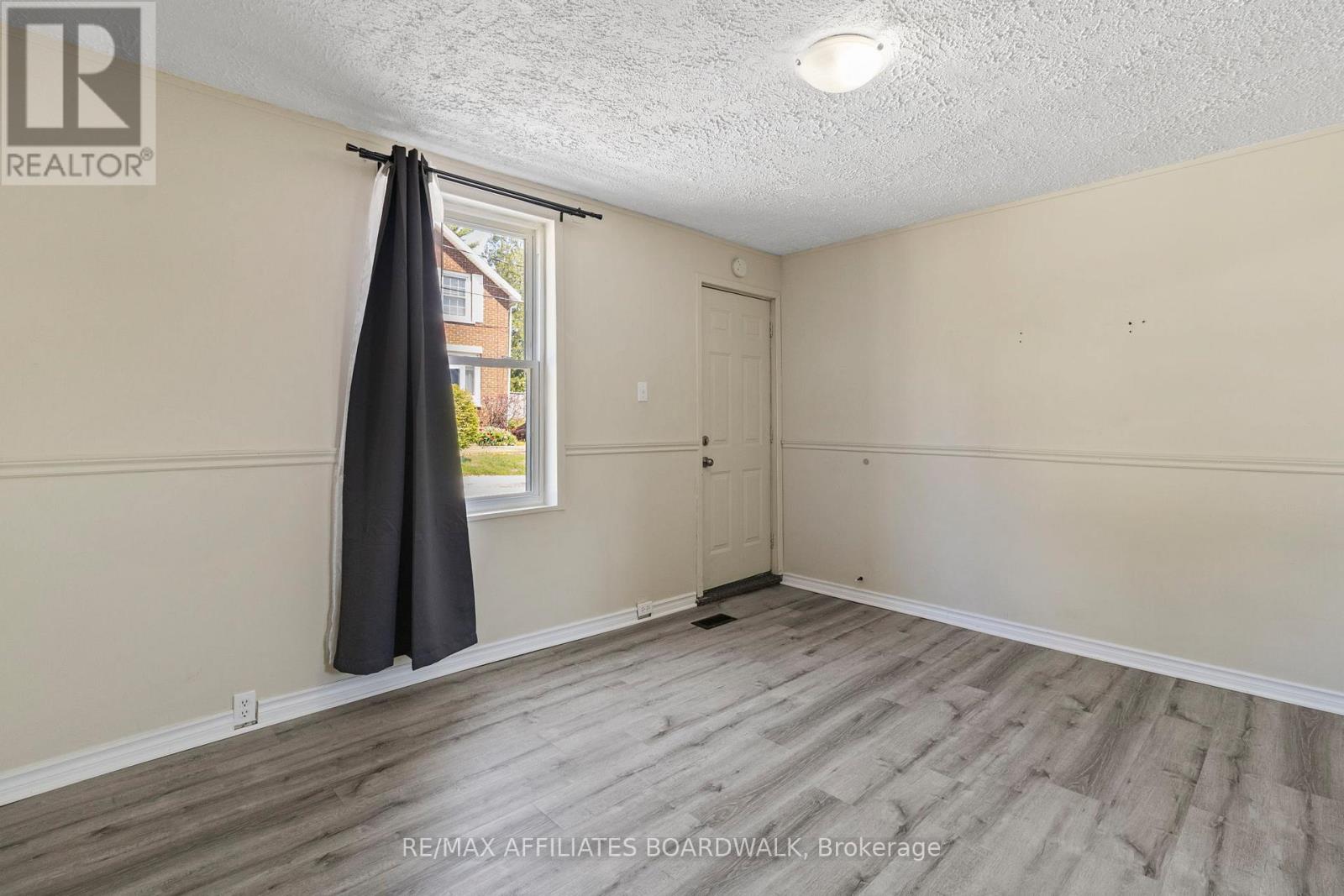 Property at 31-33 WELLINGTON STREET image 3