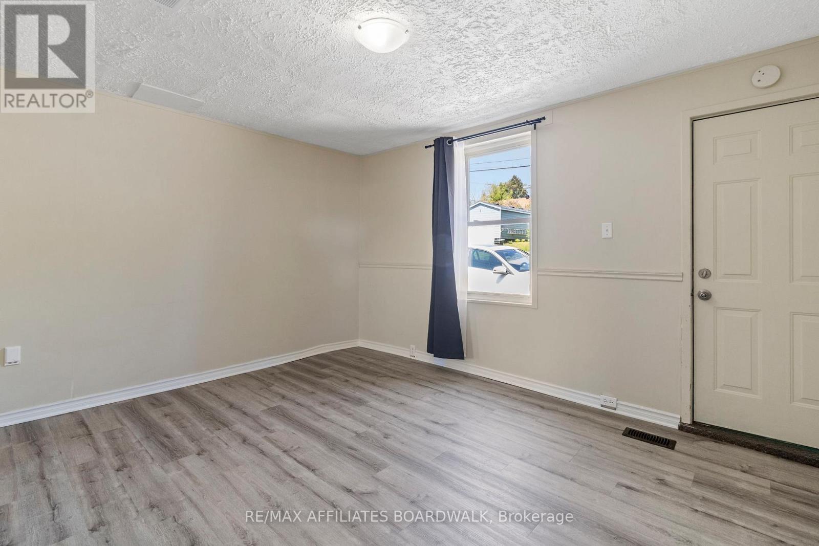 Property at 31-33 WELLINGTON STREET image 4