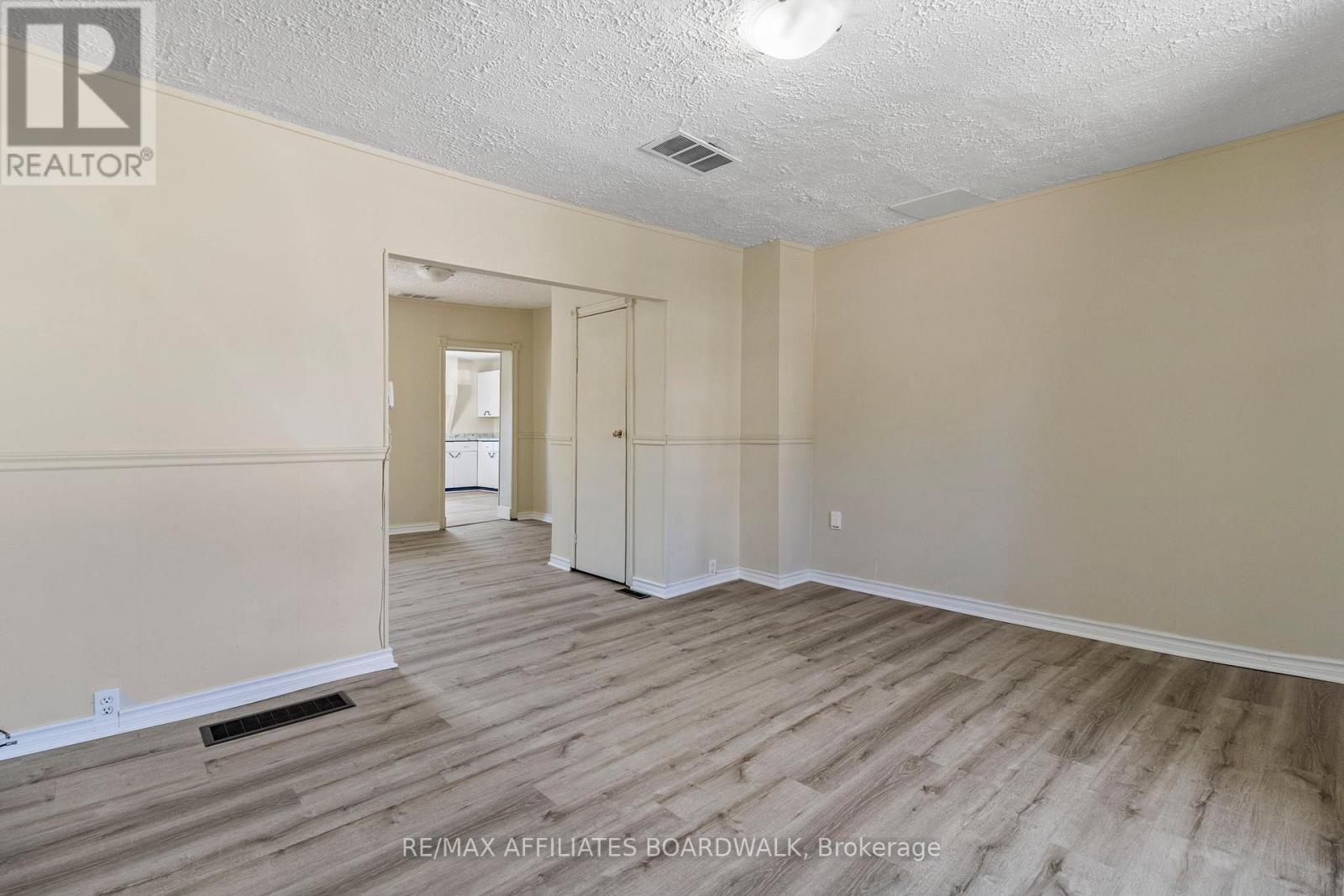 31-33 Wellington Street, Brockville, Ontario  K6V 1N9 - Photo 5 - X12149084