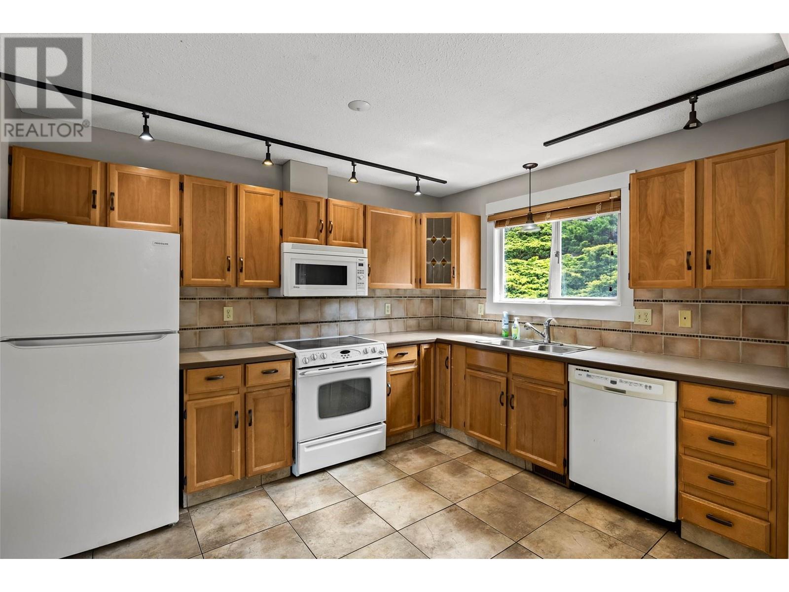 429 Gleneagles Drive, Kamloops, British Columbia  V2E 1Y4 - Photo 7 - 10347951
