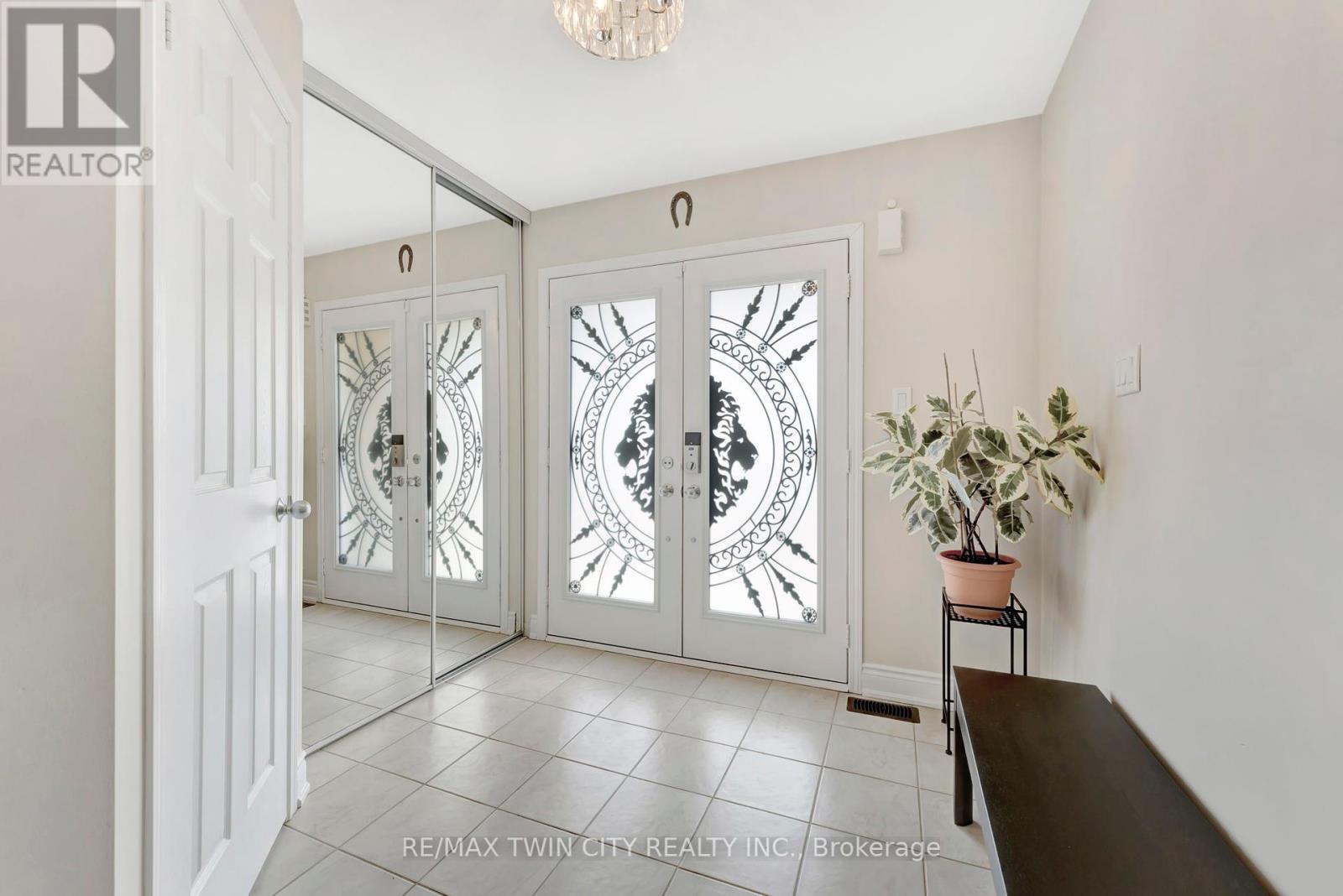 241 Thomas Avenue, Brantford, Ontario  N3S 0E1 - Photo 5 - X12149023