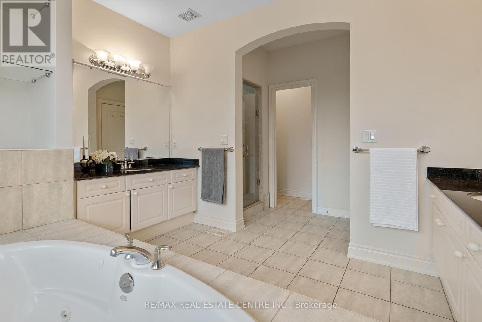 645 Cranleigh Court, Mississauga, Ontario  L5H 4L4 - Photo 30 - W12149097