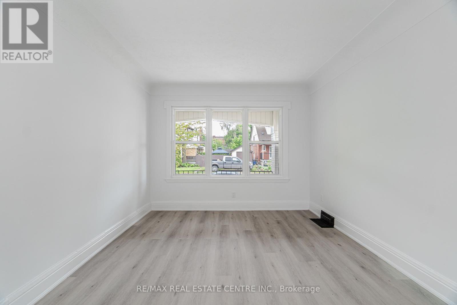 463 Dunsmure Road, Hamilton, Ontario  L8L 1X4 - Photo 11 - X12149094