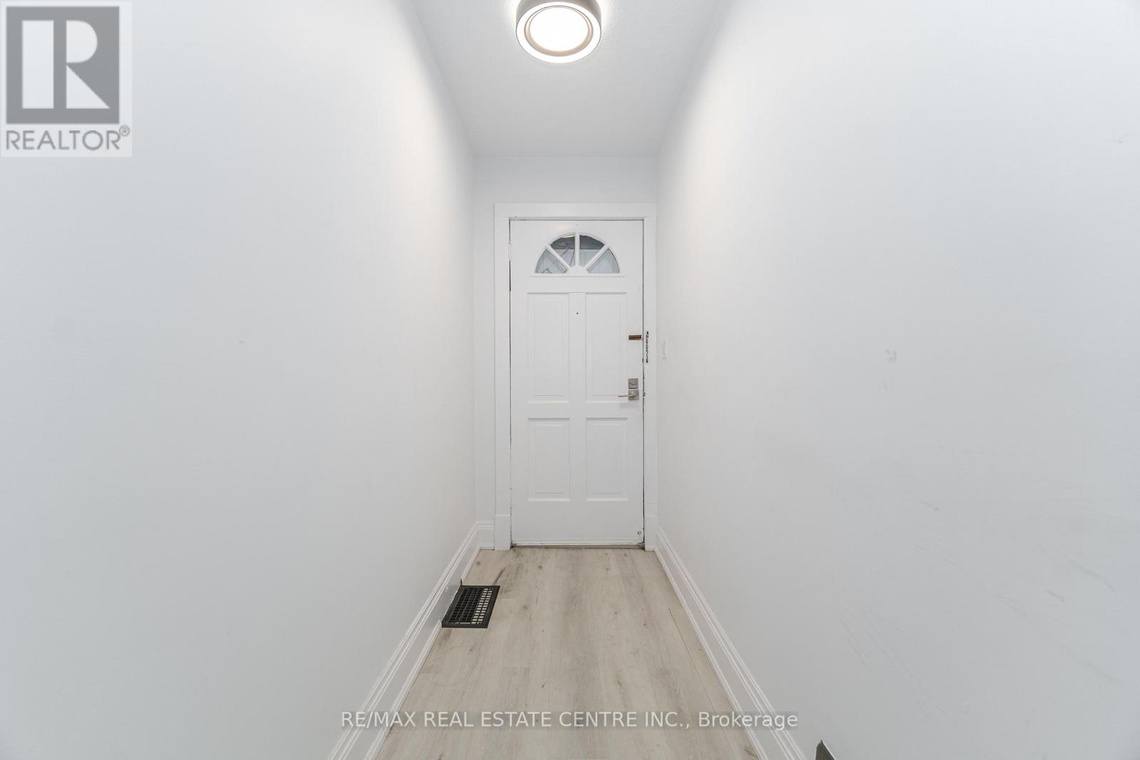463 Dunsmure Road, Hamilton, Ontario  L8L 1X4 - Photo 5 - X12149094