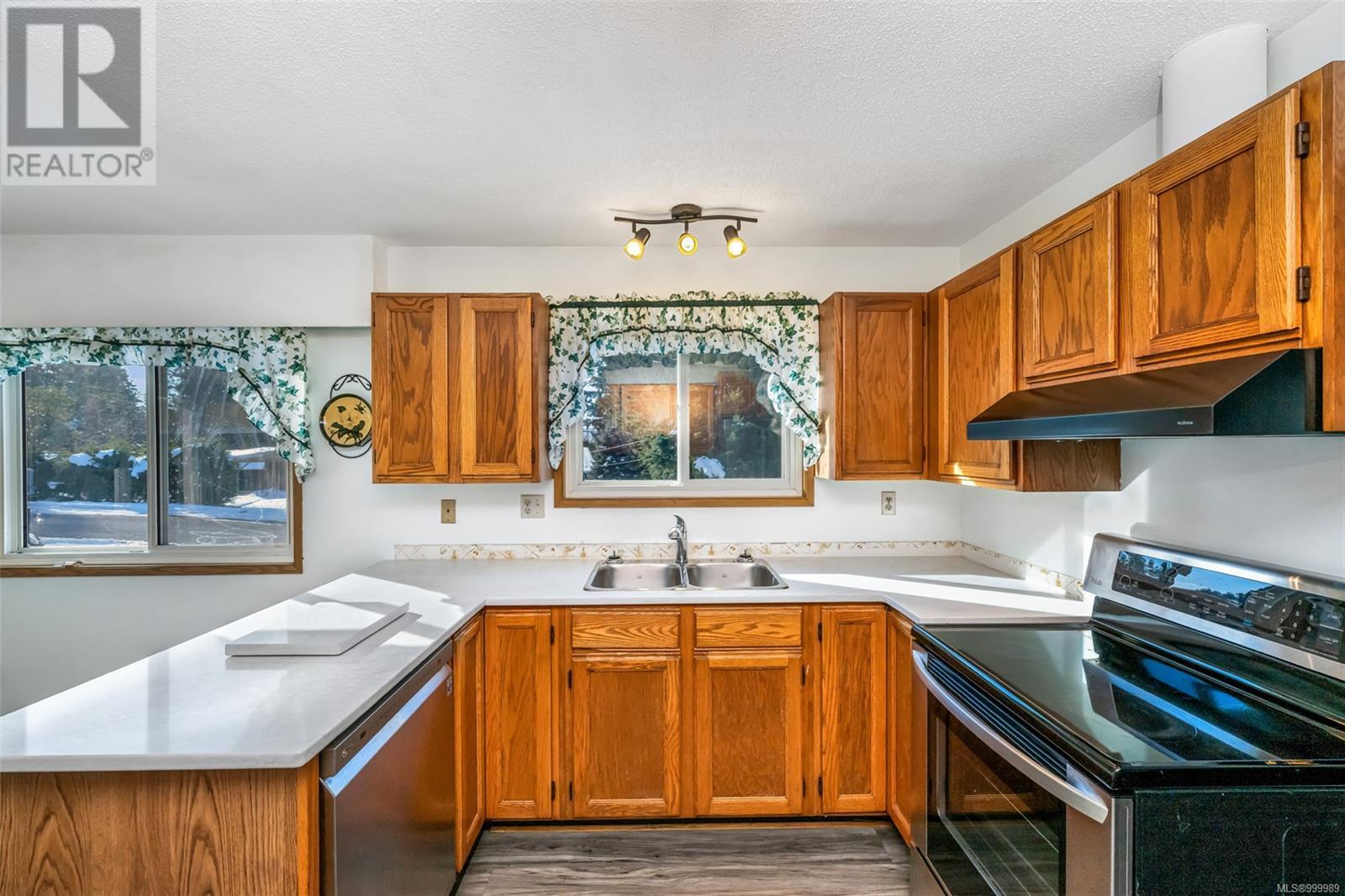 Property at 2801 Wedgewood Dr image 4