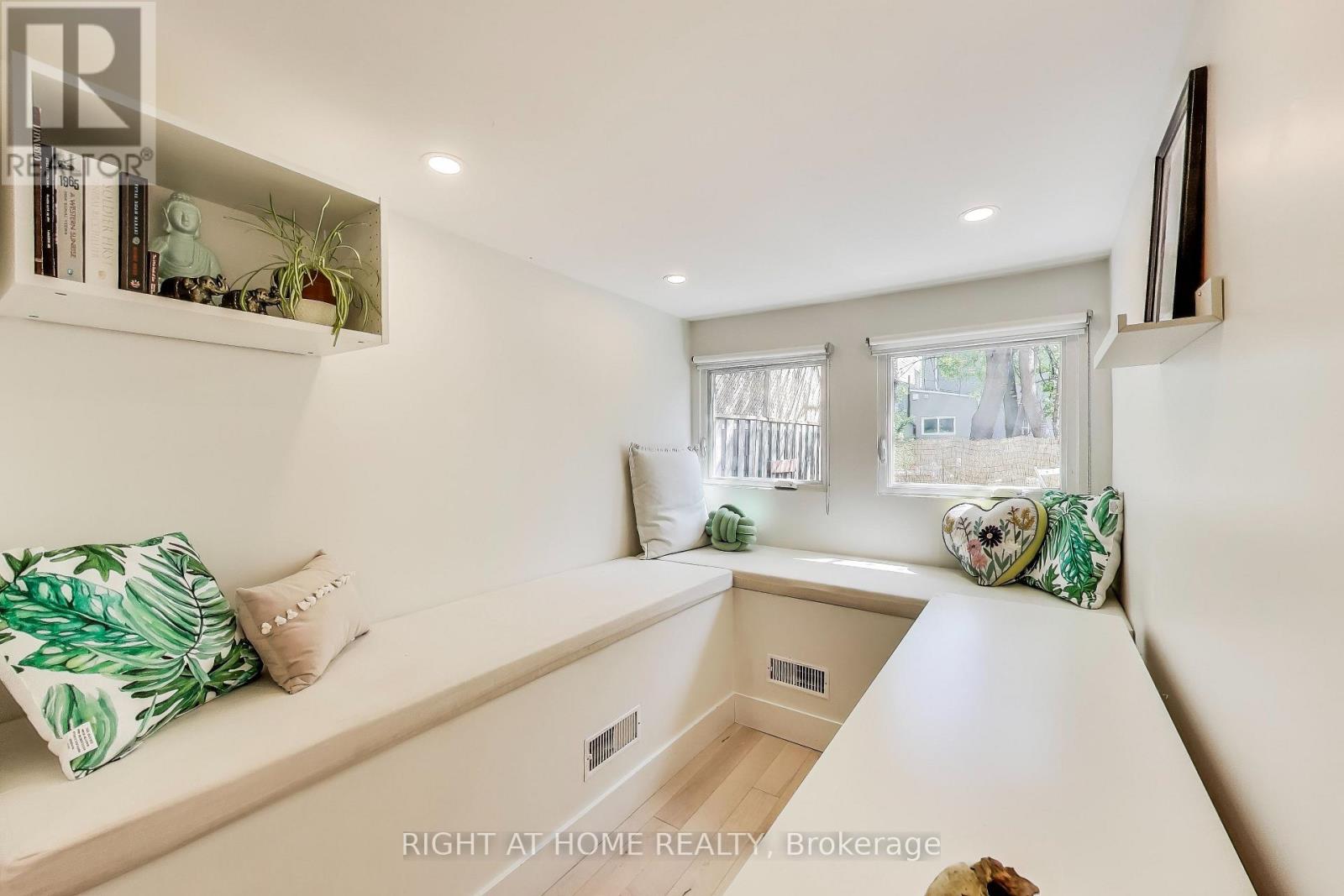 37 Craven Road, Toronto, Ontario  M4L 2Z4 - Photo 7 - E12149121