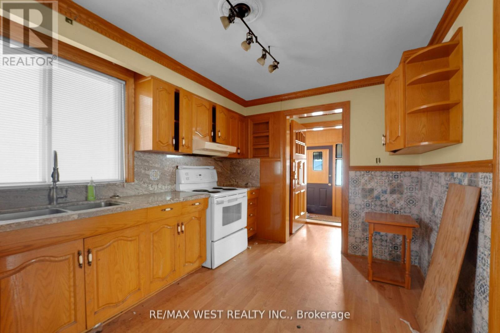 661 Beresford Avenue, Toronto (Runnymede-Bloor West Village), Ontario  M6S 3C4 - Photo 12 - W12149118