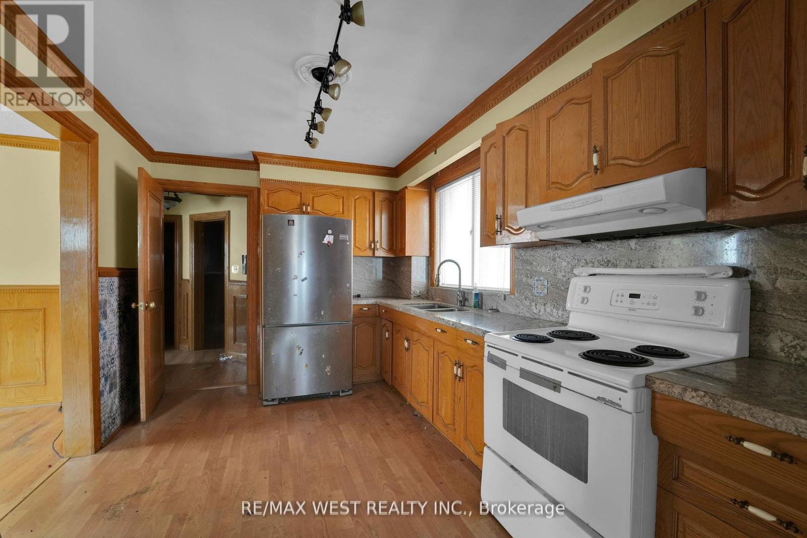 661 Beresford Avenue, Toronto (Runnymede-Bloor West Village), Ontario  M6S 3C4 - Photo 6 - W12149118