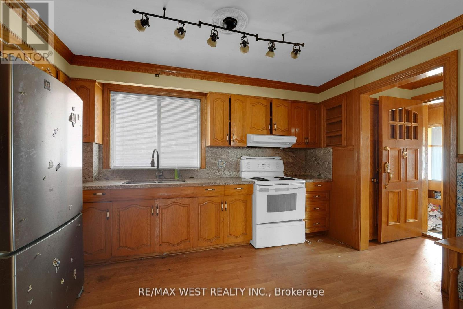 661 Beresford Avenue, Toronto (Runnymede-Bloor West Village), Ontario  M6S 3C4 - Photo 7 - W12149118